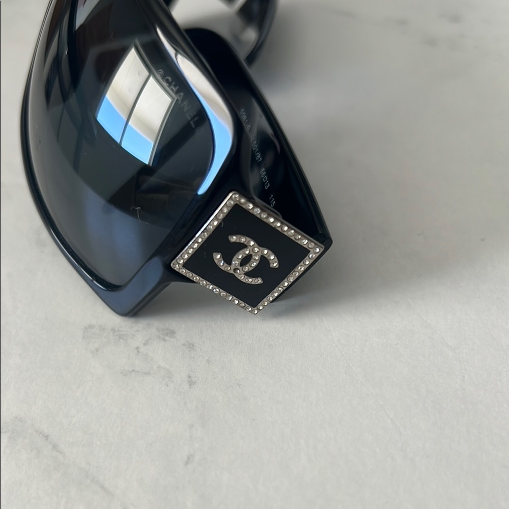 Stylish authentic CHANEL Black Sunglasses with Swarovski crystal logo sides - Picture 4 of 9